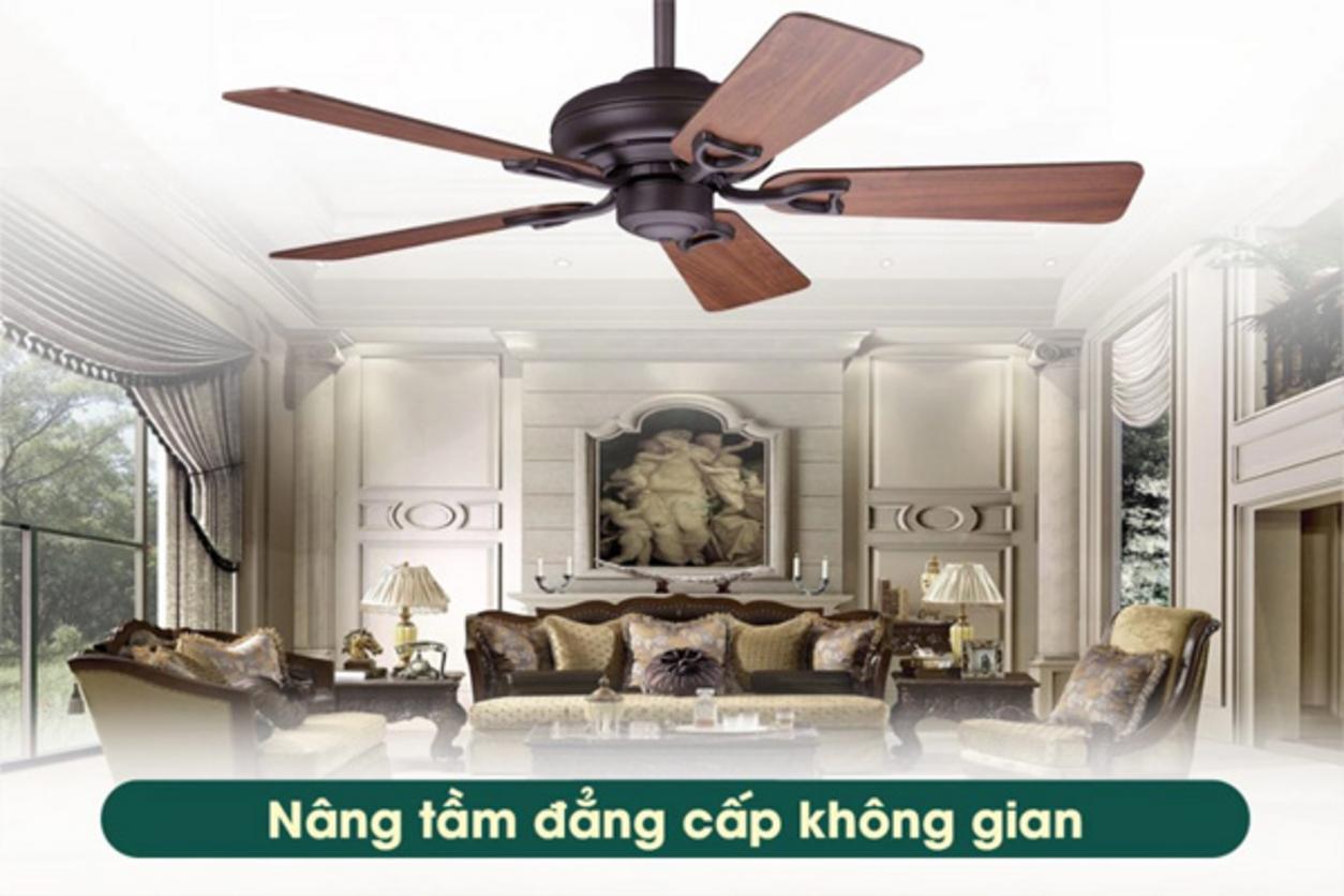 Cánh gỗ Plywood và tông New Bronze giúp Hunter Seville II 24039 nổi bật trong phòng khách cổ điển.