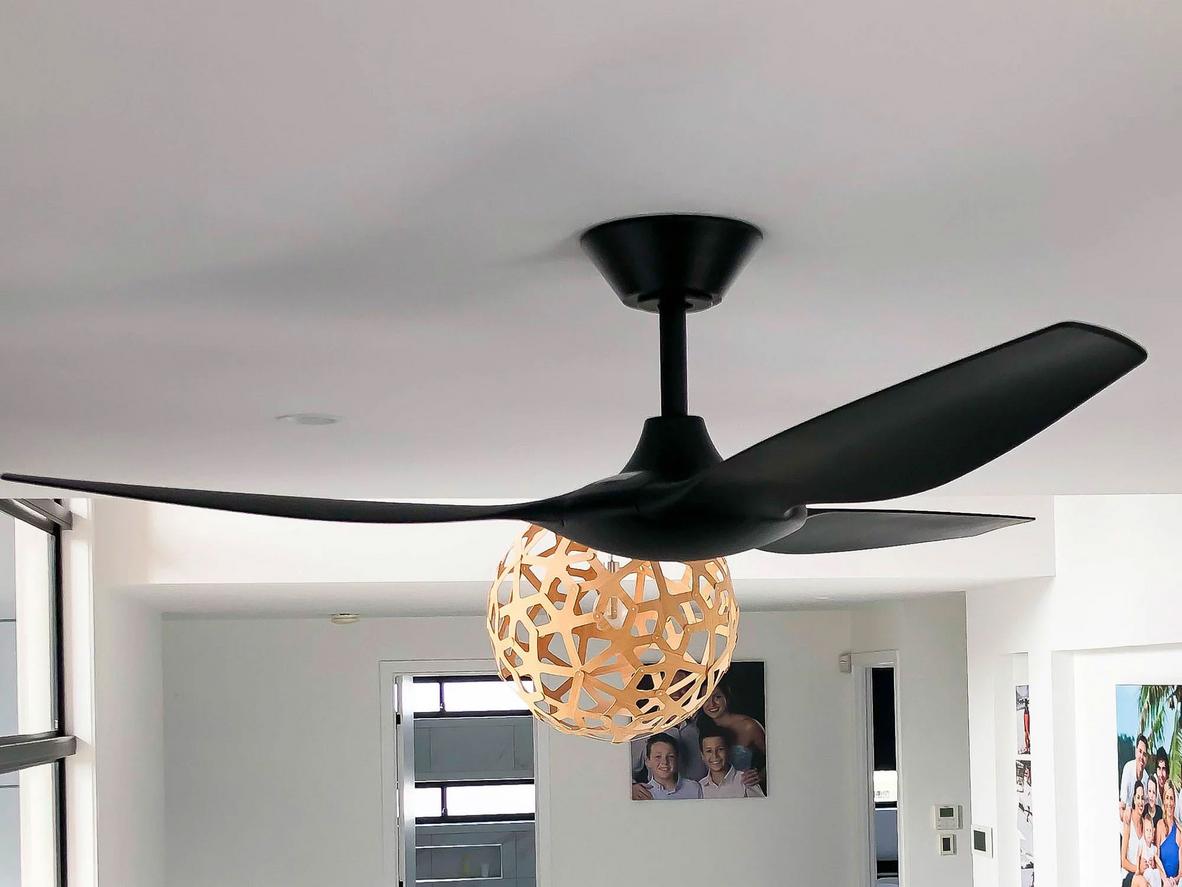 Chi tiết động cơ DC, cánh ABS và đèn LED 22W của quạt trần Mr Vũ Hura LED MB.
