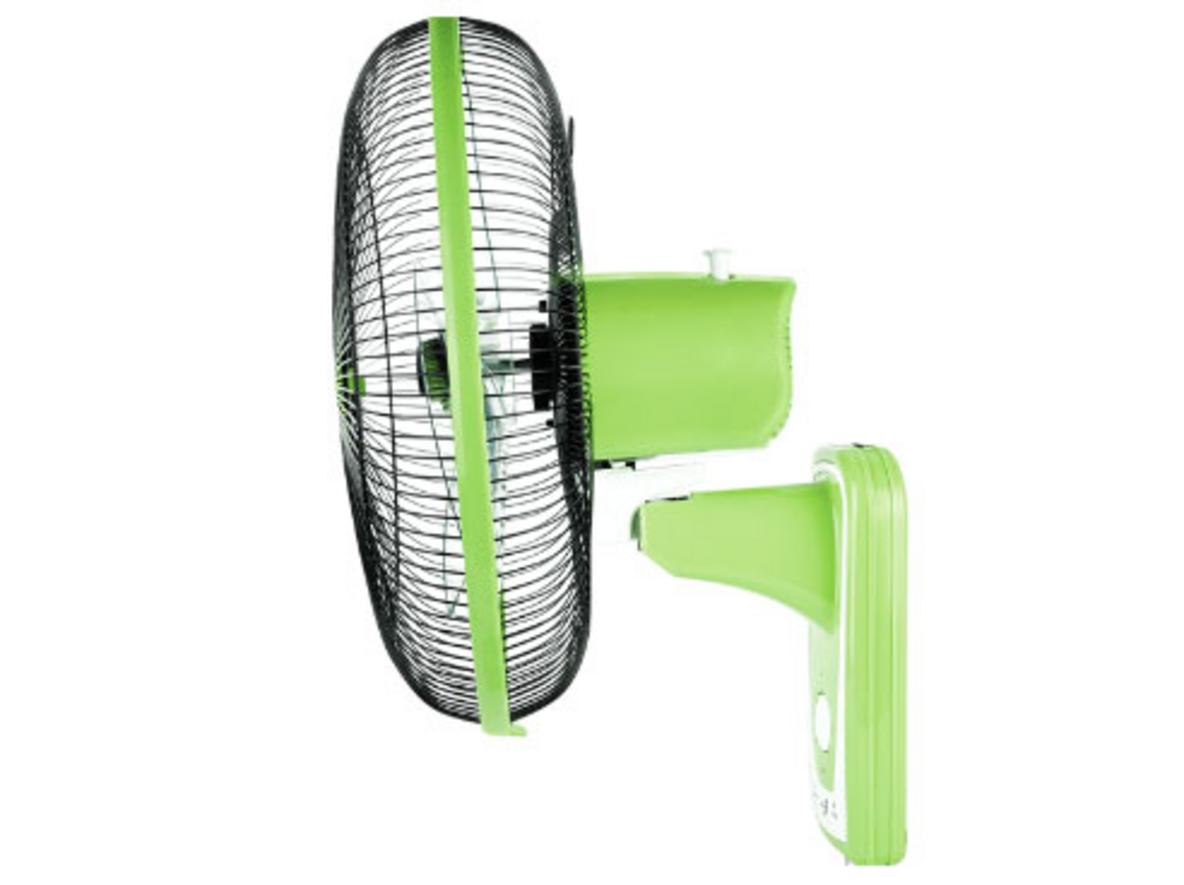 Thiết kế treo tường của Asia VY357290 giúp gió lan rộng mà vẫn giữ lối đi thông thoáng.