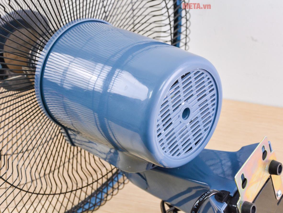 Động cơ bạc thau và 3 cánh giúp quạt vận hành ổn định, bền bỉ.