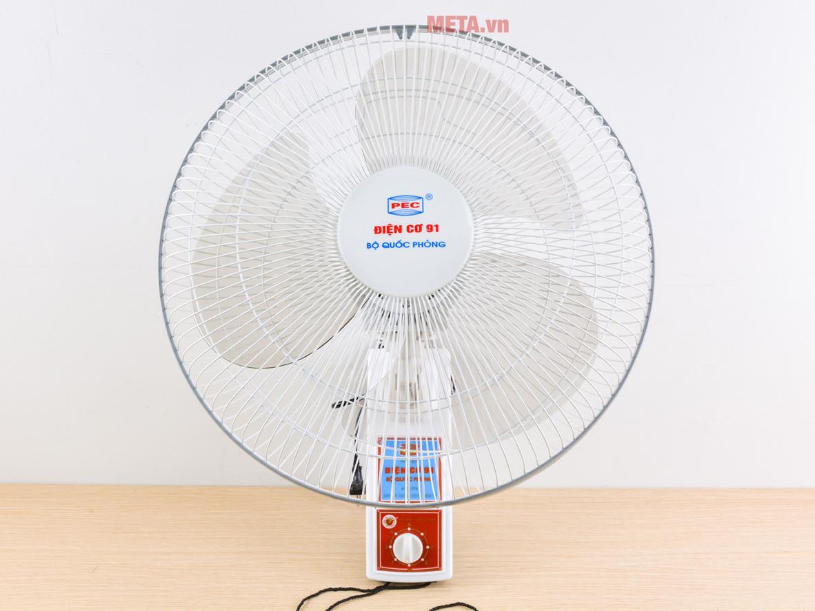 3 cấp tốc độ gió và thiết kế treo tường giúp quạt phù hợp nhiều không gian sử dụng.