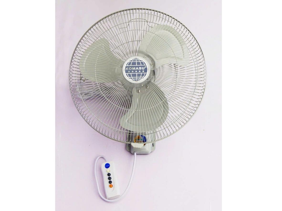 Quạt treo tường Komasu KM50CT lồng mạ, công tắc bấm, phù hợp không gian đông người.