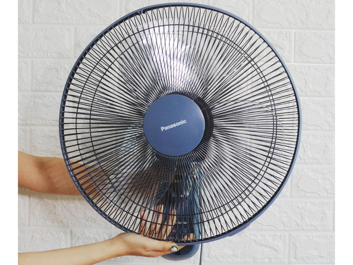 Quạt treo tường Panasonic F-409M giúp làm mát êm, gọn diện tích cho gia đình.