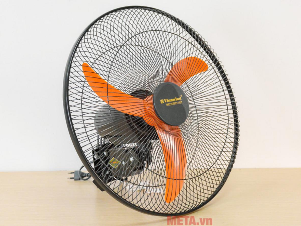 Sải cánh 45cm và công suất 50W giúp quạt treo tường Vinawind 450-ĐM thổi gió rộng, tiết kiệm điện.
