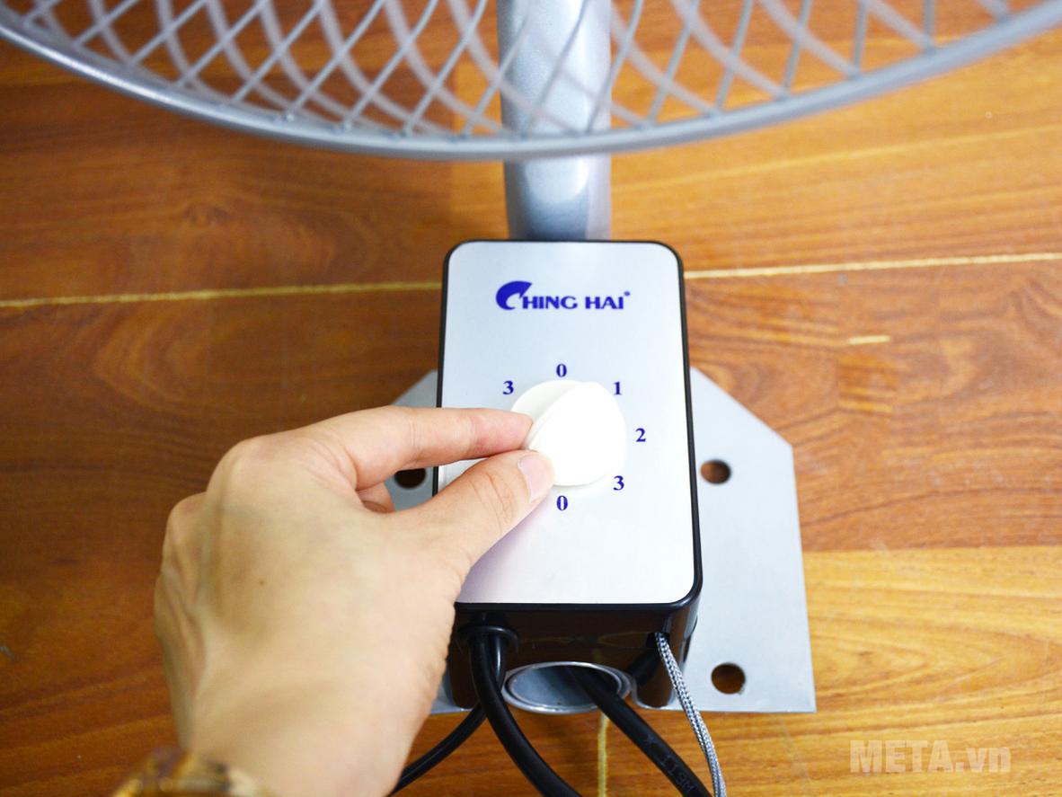 Quạt treo tường công nghiệp Ching Hai W9199 tạo gió mạnh, phủ rộng cho không gian kinh doanh nhỏ.