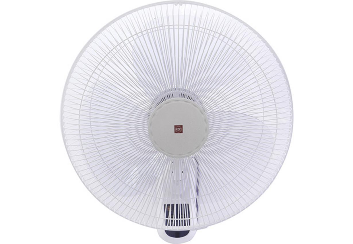 Remote và hẹn giờ 6 giờ giúp KDK M40M dễ dùng hơn khi treo cao.