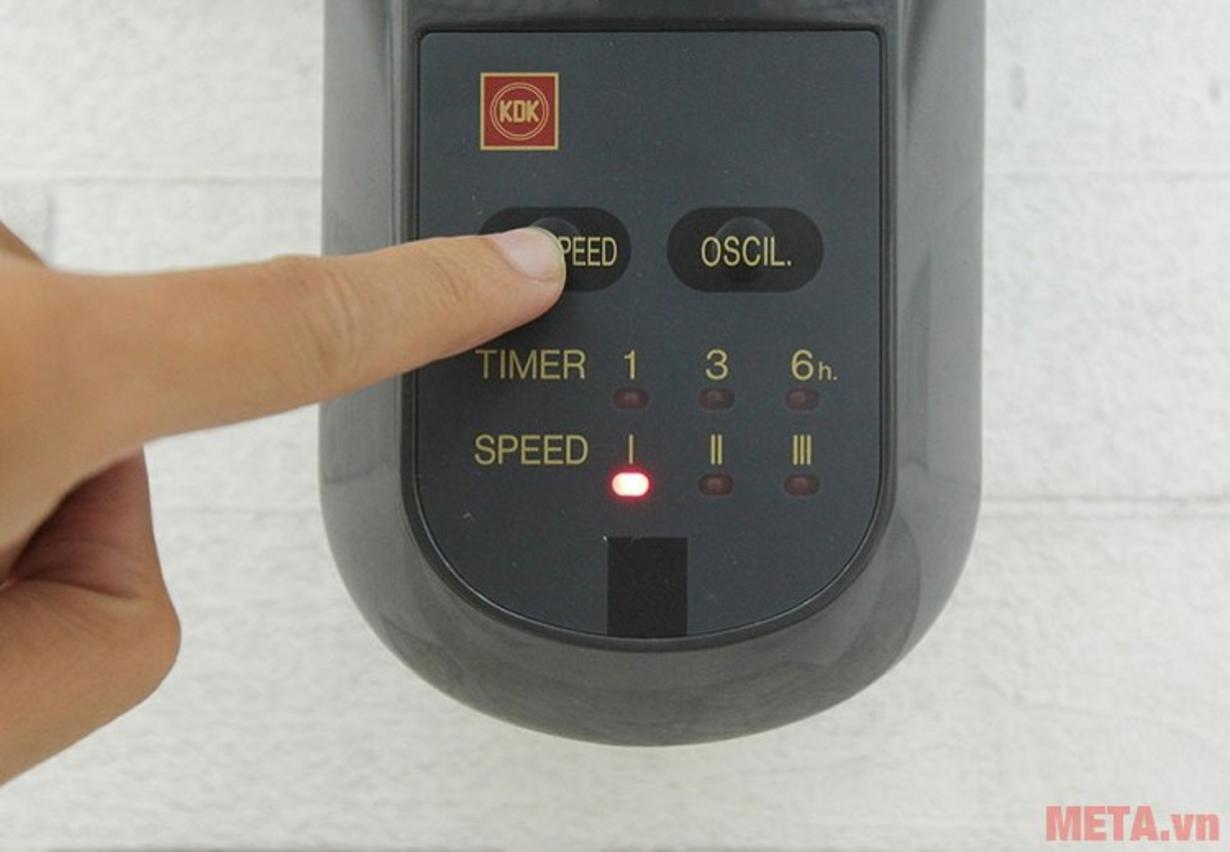Remote và hẹn giờ 6 giờ giúp KDK M40M dễ dùng hơn khi treo cao.