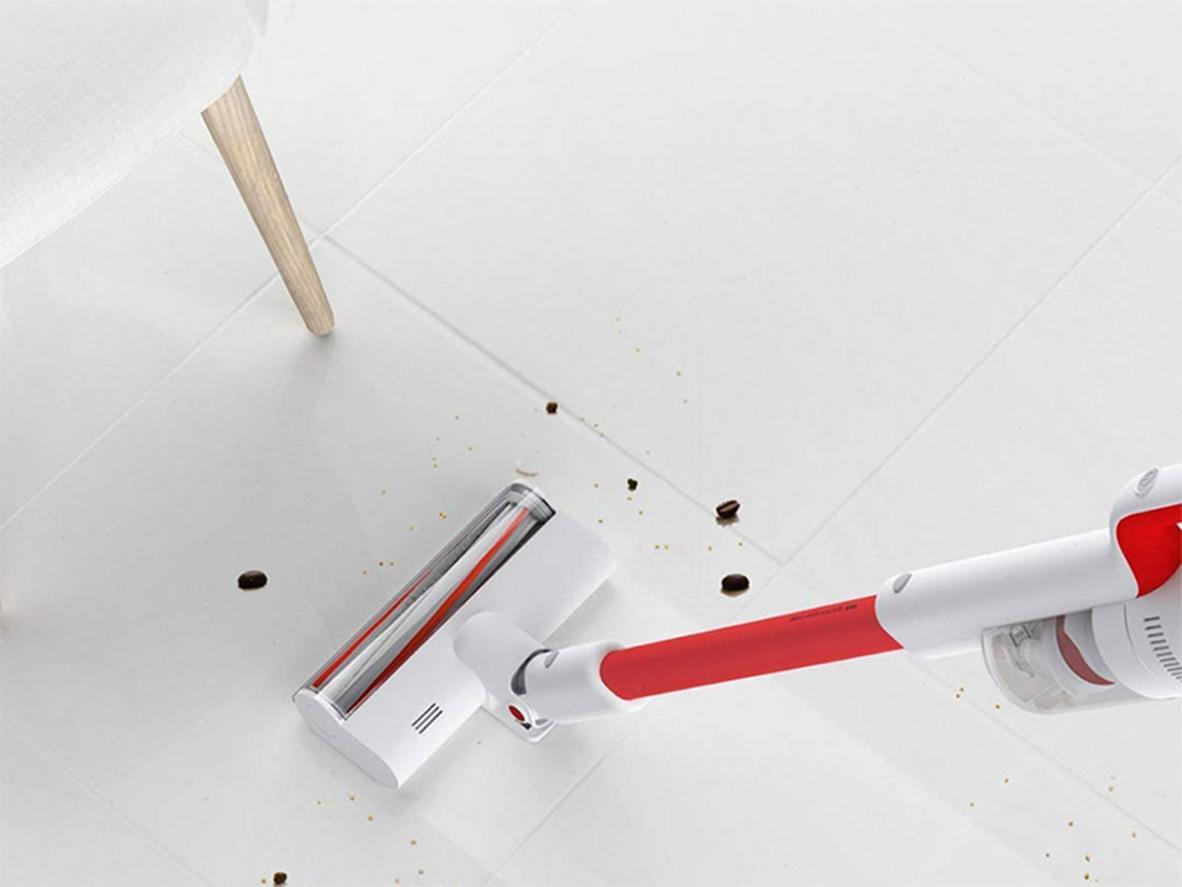Đầu xoay 270° và phụ kiện đa năng giúp làm sạch góc khuất.