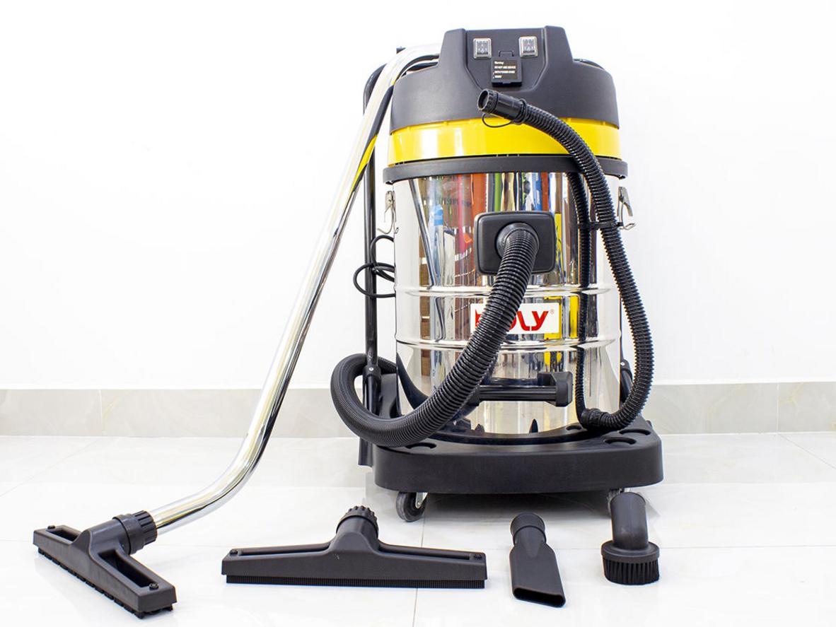 Roly WL100 vận hành trong môi trường nhà xưởng với khả năng hút khô/hút nước linh hoạt.
