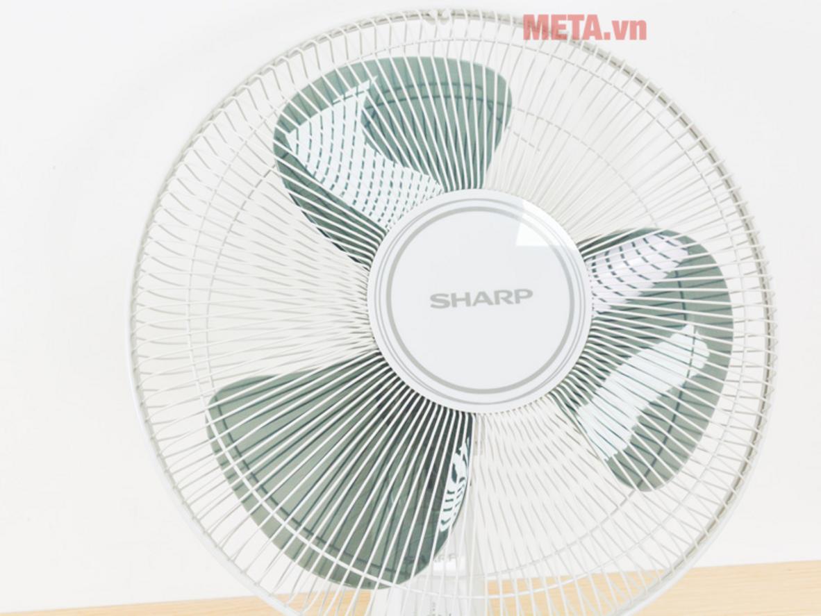 Sải cánh 40cm và 3 cánh nhựa tạo luồng gió rộng, phù hợp phòng nhỏ.