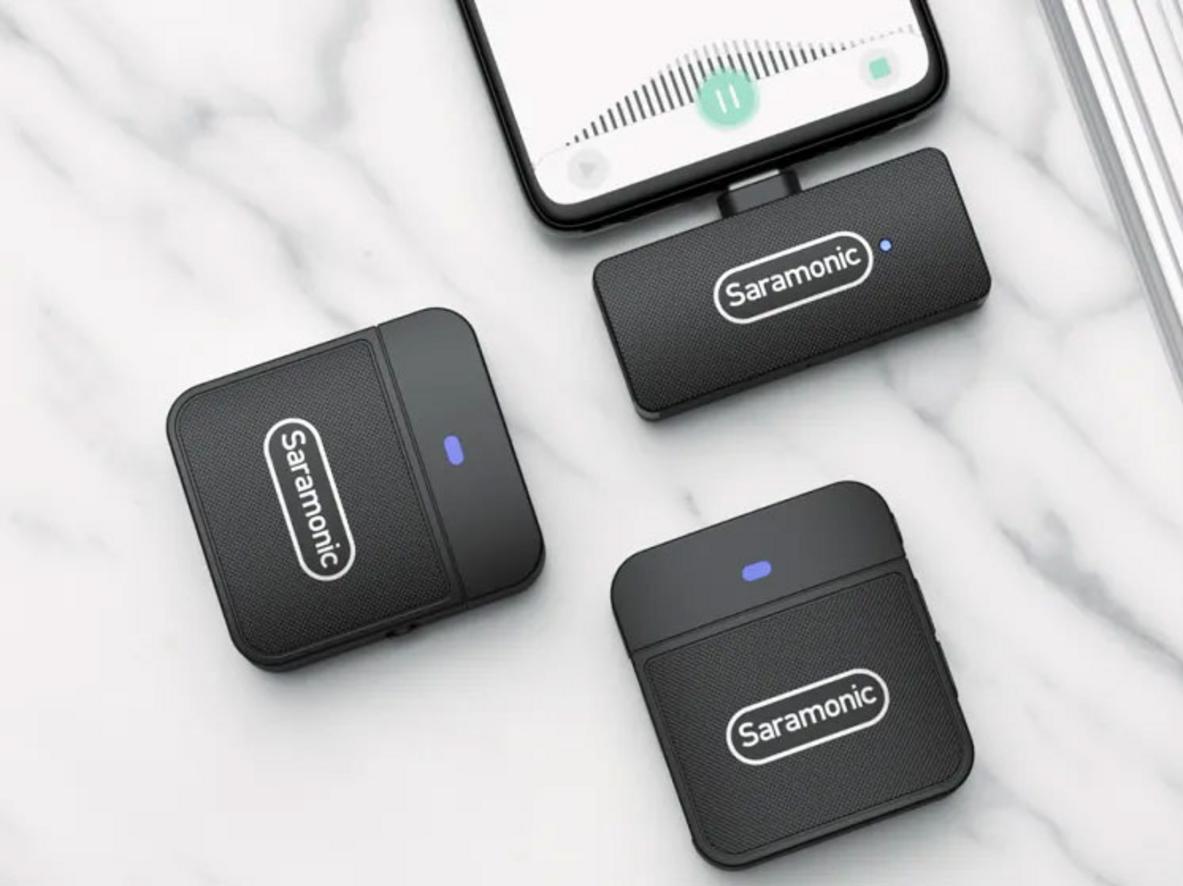 Blink100 B4 cho iOS nổi bật với kết nối 2.4GHz, đầu thu Lightning và pin dùng đến 10 giờ.