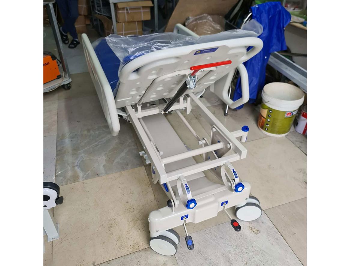 Cơ cấu tay quay giúp nâng hạ giường cáng cấp cứu YQC-2R linh hoạt và ít tốn sức.