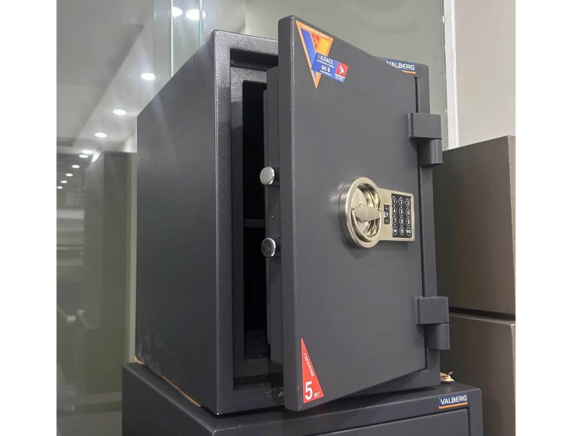 Cửa 55mm và thân 40mm tạo kết cấu chắc chắn hơn.