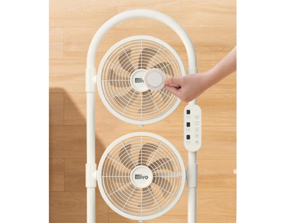 Thiết kế quạt cây, lồng quạt 25.5cm và màu trắng dễ hòa hợp nhiều không gian.