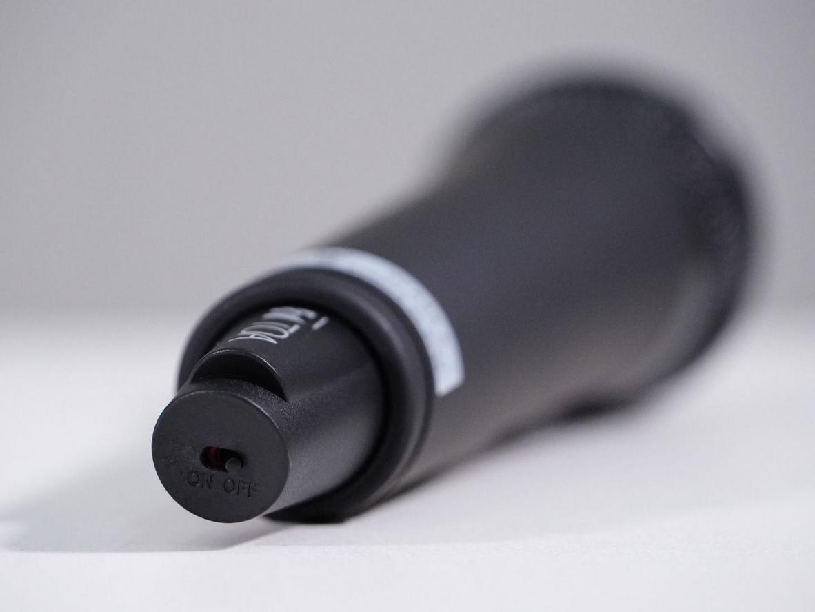 140 dB SPL và đáp tuyến rộng giúp giọng nói rõ, ít méo.