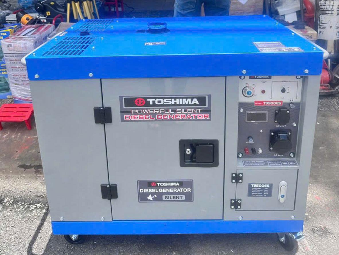 Bảng điều khiển và động cơ diesel 4 thì của Toshima T9500ES cho điện đầu ra 1 pha 220V.