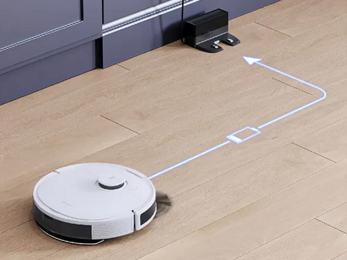 Trạm tự đổ rác 2.5 lít giúp giảm đổ bụi thủ công và giữ nhà sạch hơn.