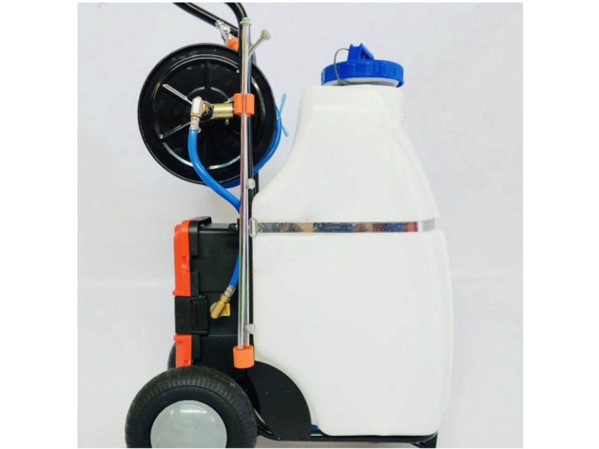 Bộ bơm 3.5A - 5 LPM giúp máy phun ổn định và đều hơn.