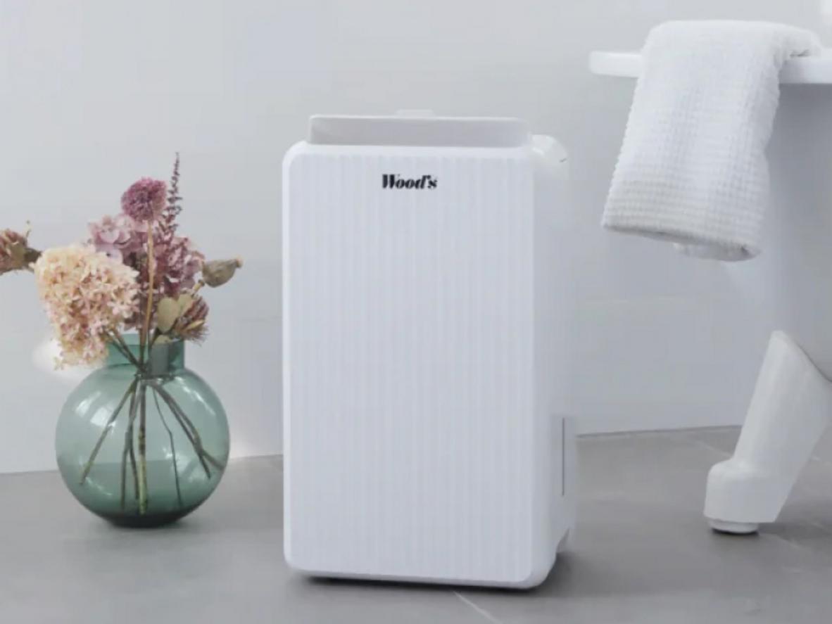 Bình nước 2 lít, tự ngắt khi đầy giúp vận hành an toàn.