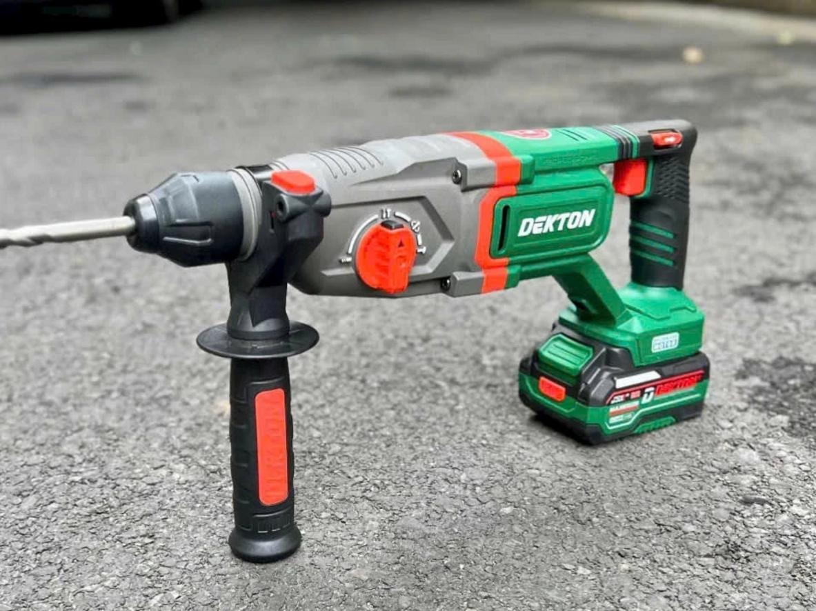 AVT giúp giảm rung, giảm mỏi tay khi đục lâu trên công trình.