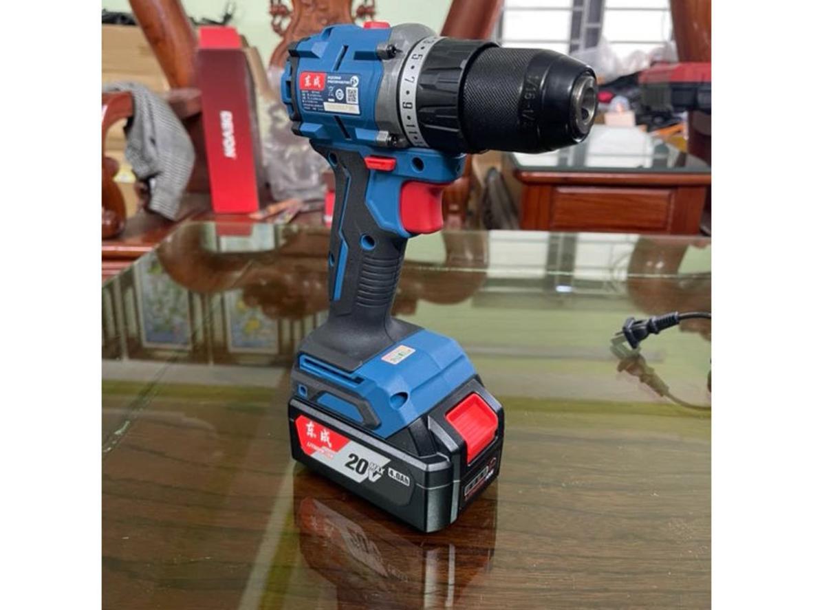 2 pin 4.0Ah giúp luân phiên làm việc, hạn chế gián đoạn tại công trình.