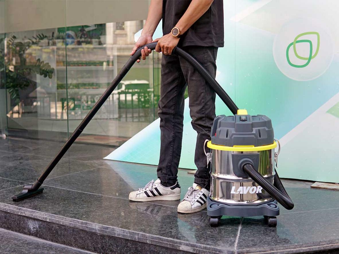 Bộ phụ kiện đầy đủ giúp máy xử lý nhiều bề mặt và góc hẹp.