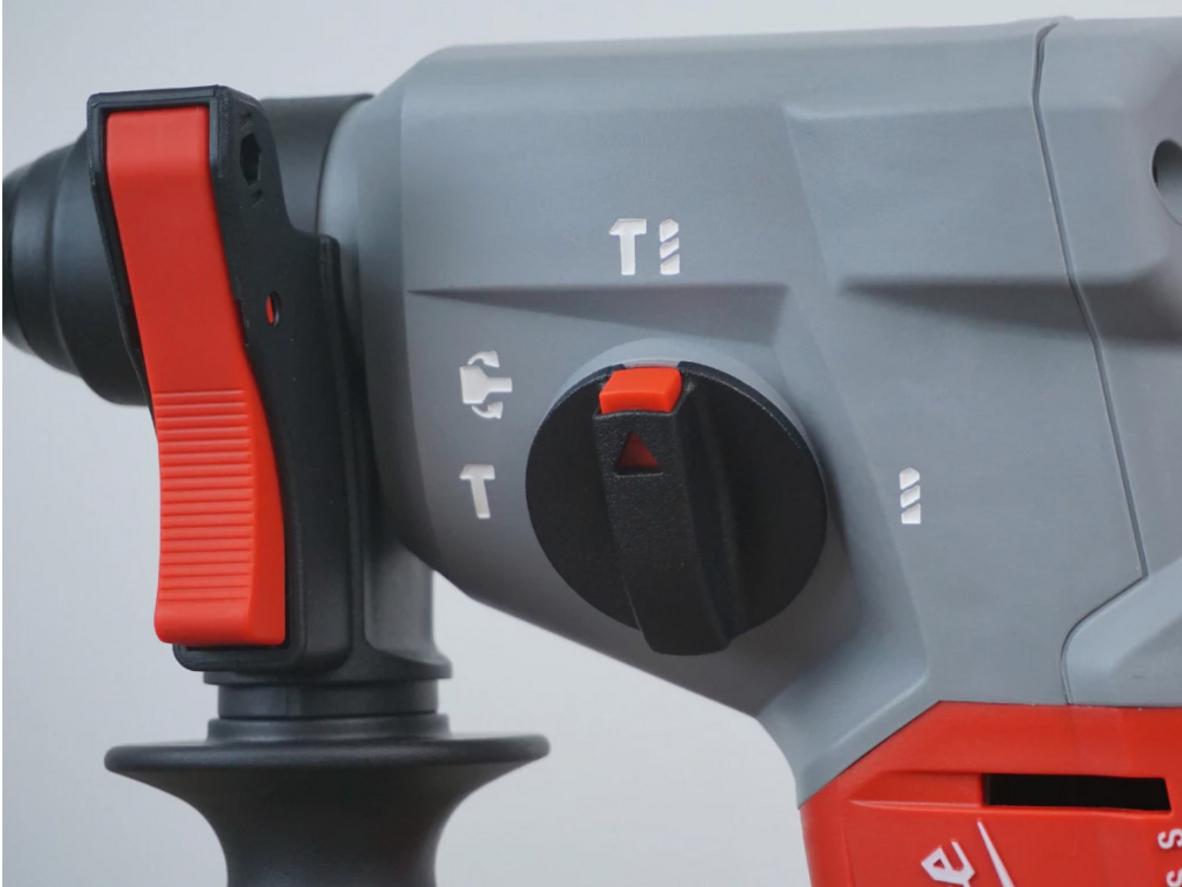 Brushless kết hợp AVS giúp máy bền hơn và giảm mỏi tay khi làm việc lâu.