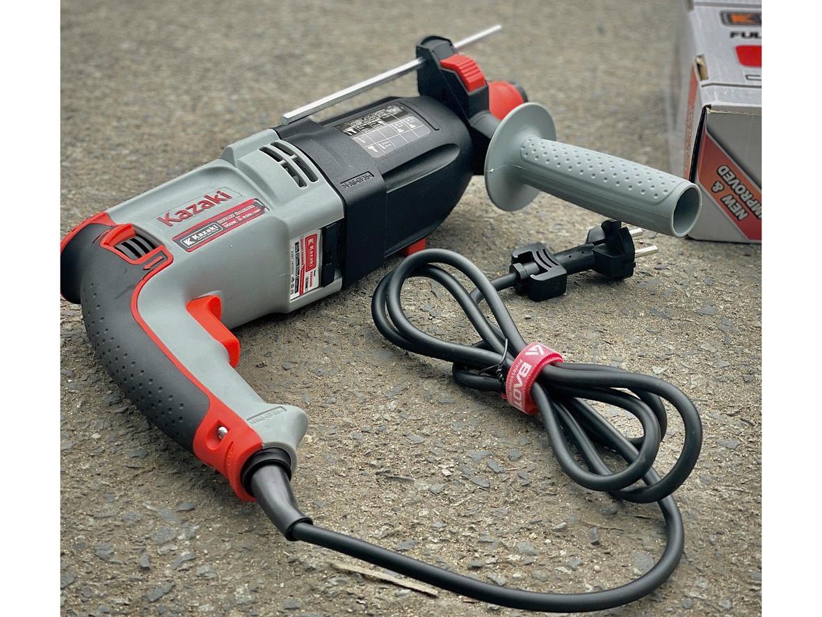 Đầu gài SDS-PLUS giúp Kazaki KZ83420G thay phụ kiện nhanh và truyền lực hiệu quả.