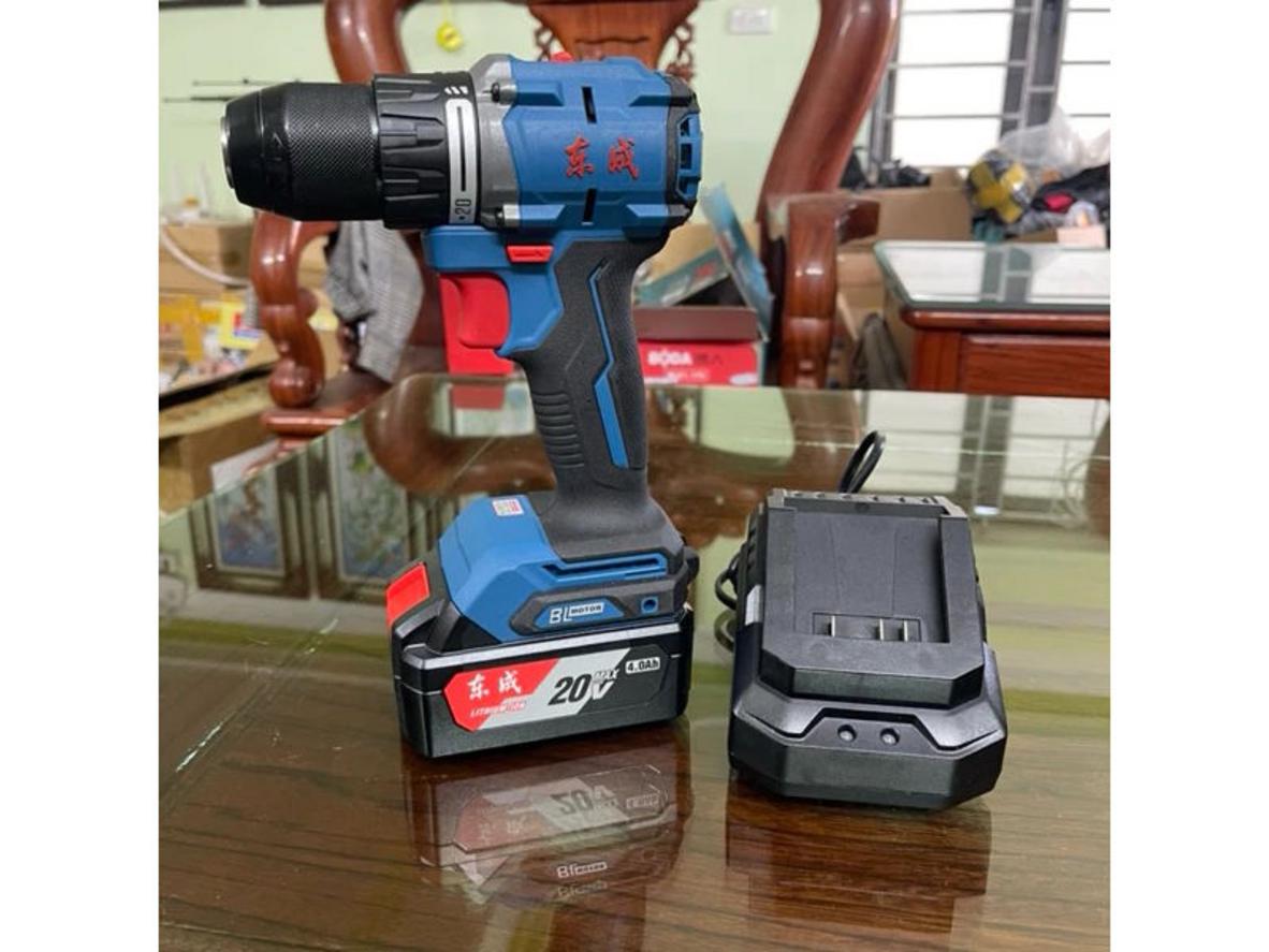 Đầu kẹp Auto-lock 13mm giúp thay mũi nhanh và giữ chắc trong thao tác.