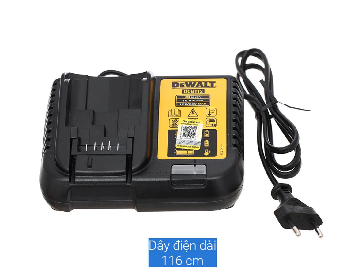 Bộ 4 đầu chuyển của Dewalt DCD703D2-B1 mở rộng khả năng làm việc ở nhiều vị trí.