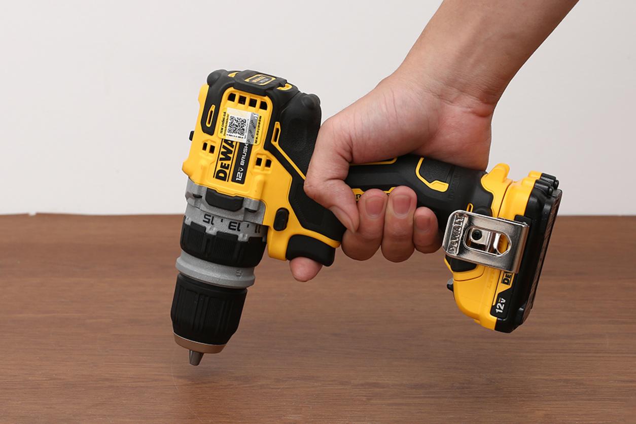 Động cơ XR Brushless 12V Max giúp máy gọn hơn nhưng vẫn đủ lực làm việc.