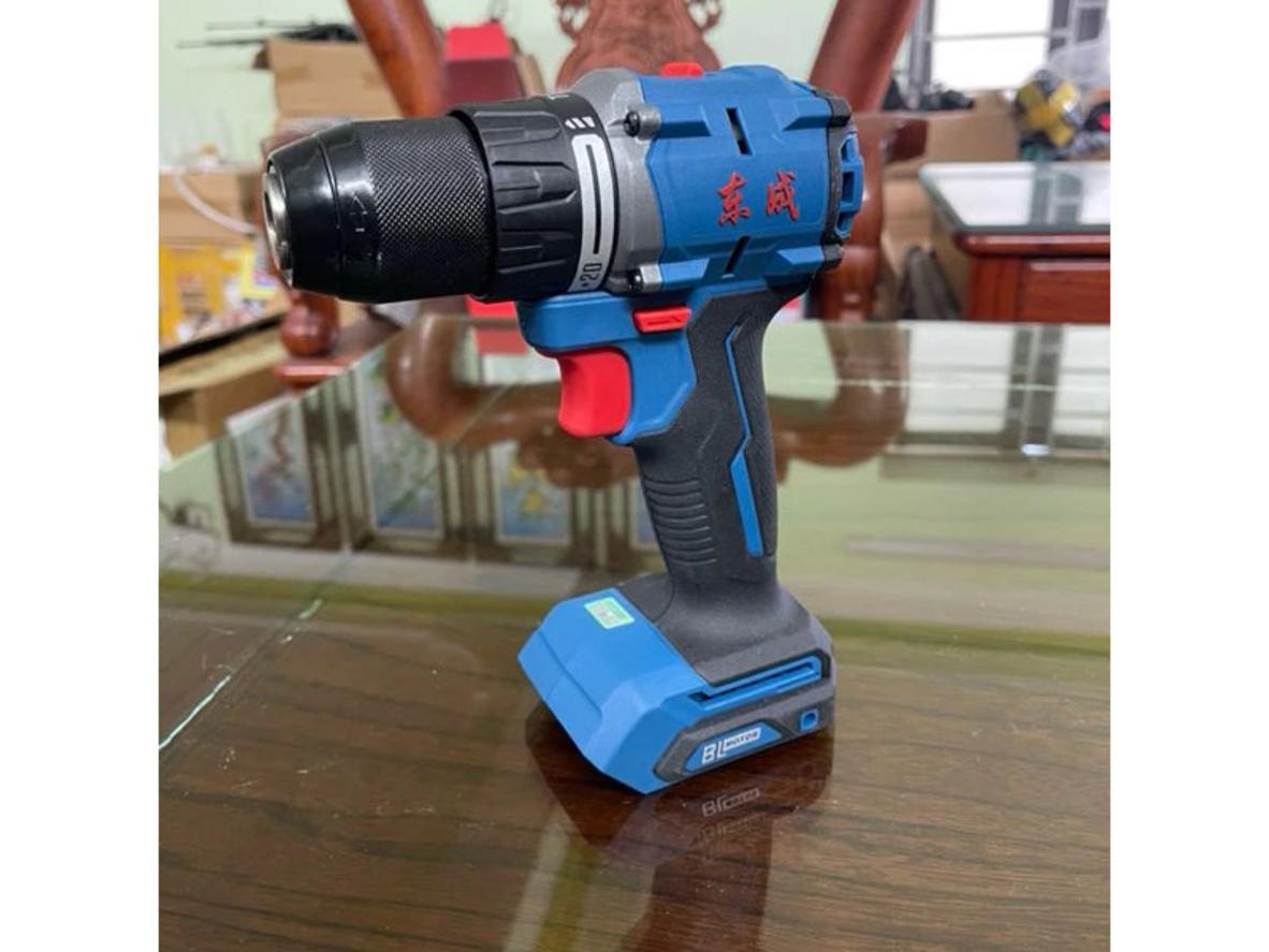 Động cơ không chổi than giúp máy chạy êm và tối ưu thời lượng pin.