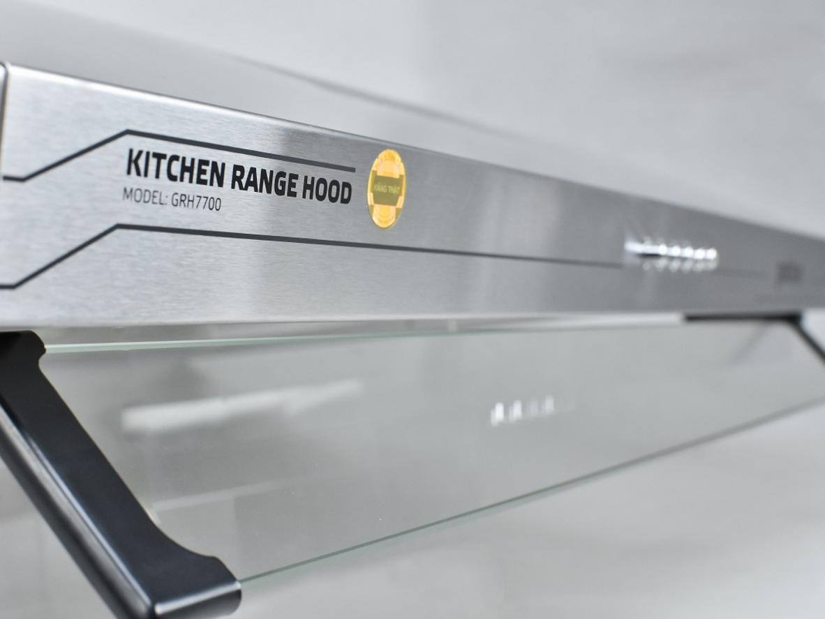 Kích thước 69.5 x 13.5 x 48 cm giúp Goldsun GRH7700 lắp gọn trong tủ bếp.