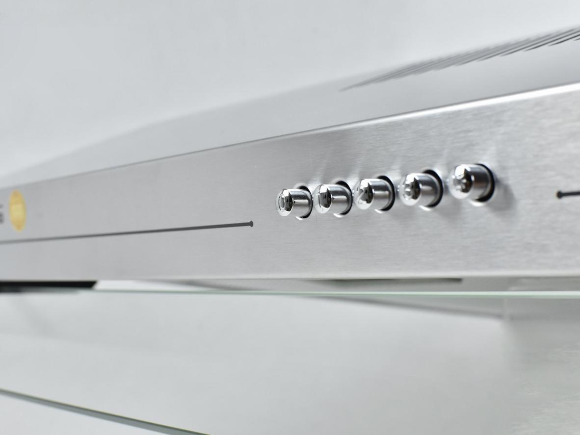Lưới lọc nhôm và than hoạt tính giúp Goldsun GRH7700 dễ vệ sinh, khử mùi tiện.