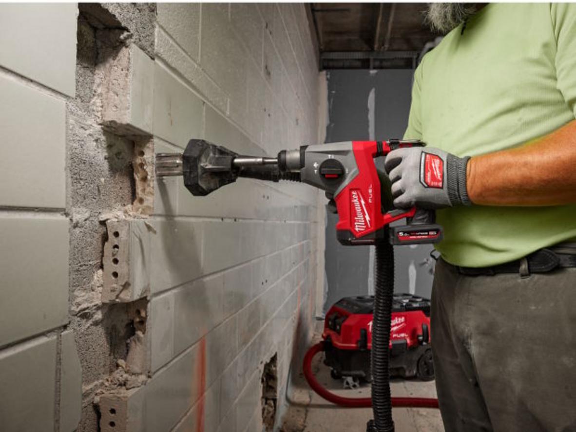 Lực đập 1.15J giúp Milwaukee M12 FHAC16-0 khoan bê tông nhanh hơn máy 12V phổ thông.