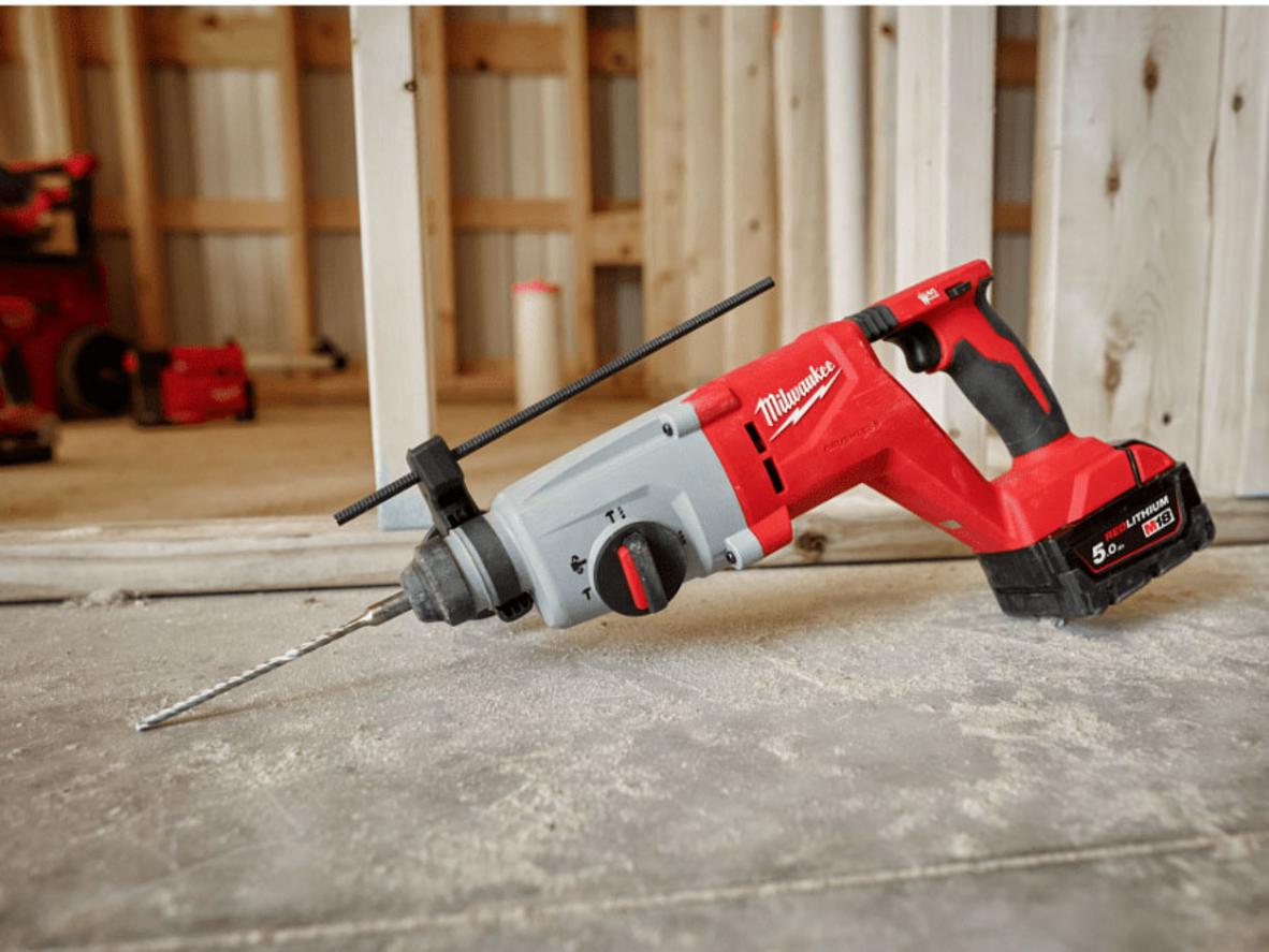 Lực đập 2.6J giúp khoan bê tông 26mm hiệu quả.