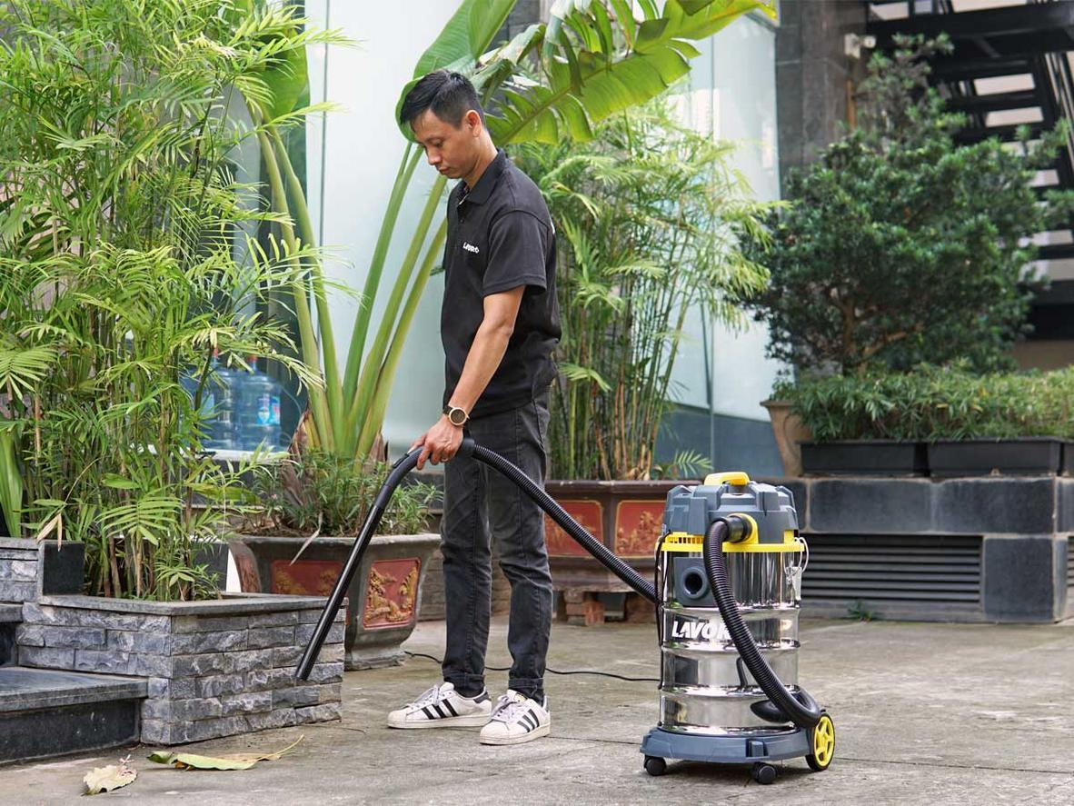 Lực hút 18.000 Pa giúp Lavor Dozzy 30XS làm sạch nhanh cho gara và nhà xưởng nhỏ.