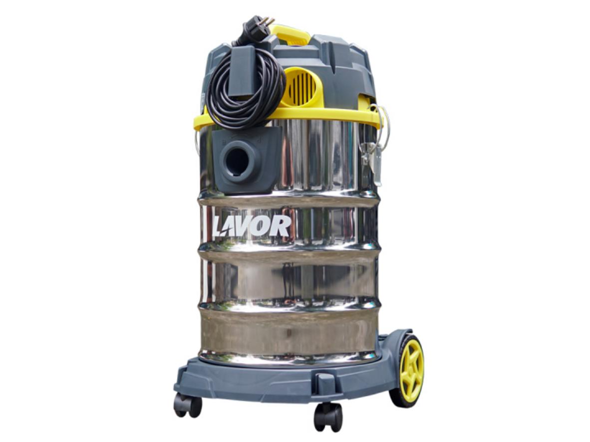 Lực hút 18.000 Pa giúp Lavor Dozzy 30XS làm sạch nhanh cho gara và nhà xưởng nhỏ.