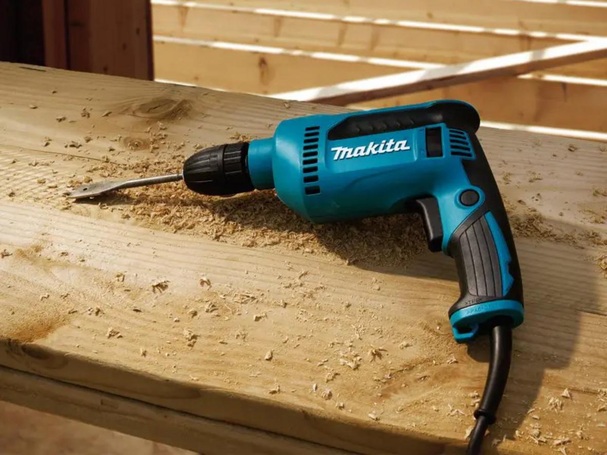 Makita DP4021 phù hợp cho khoan kim loại và gỗ trong công việc lắp đặt hằng ngày.