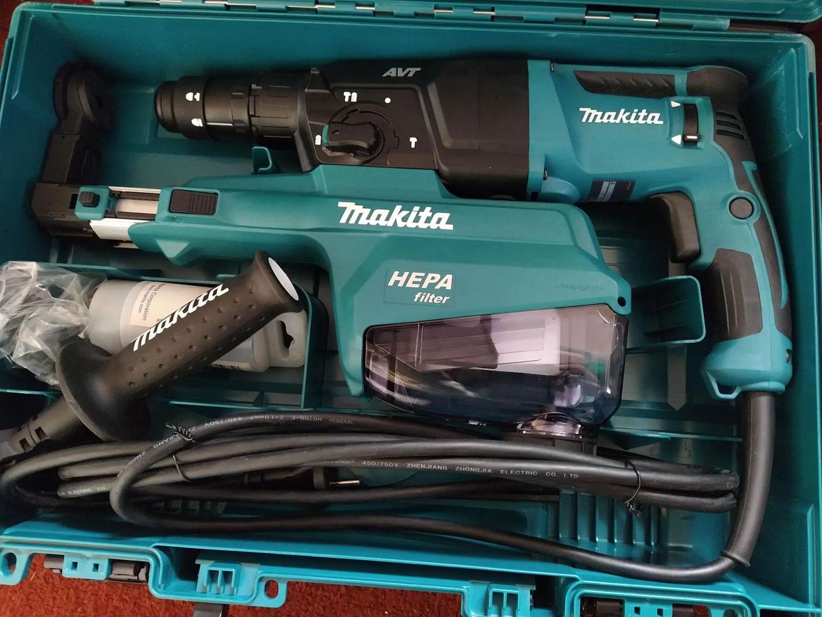 Động cơ 800W và lực đập 2.2J giúp Makita HR2653T khoan bê tông 26mm hiệu quả.