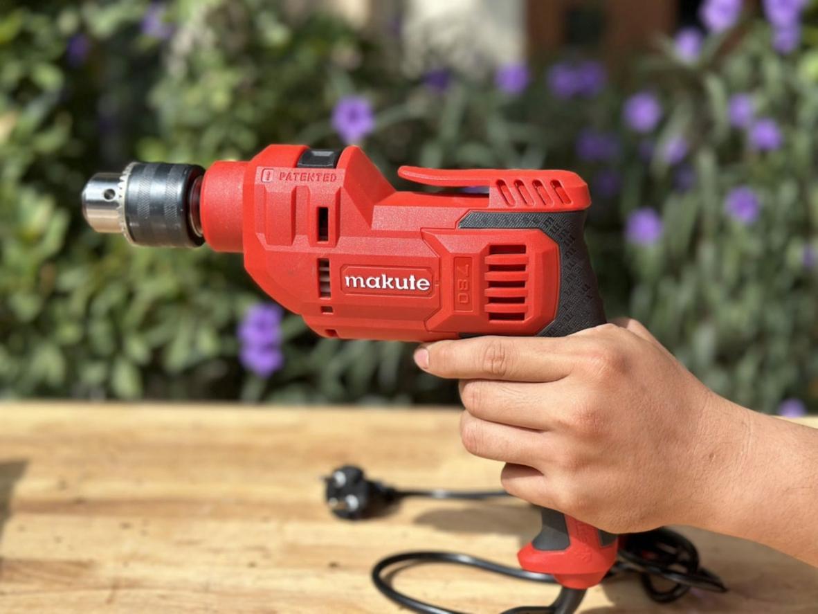 Chế độ khoan búa giúp Makute ID780 xử lý tường gạch và bê tông mỏng hiệu quả.