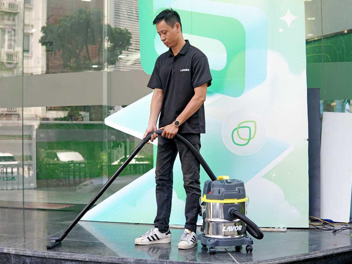 Lavor Dozzy 20XS xử lý bụi khô, nước bẩn và các góc hẹp trong một lần dọn.