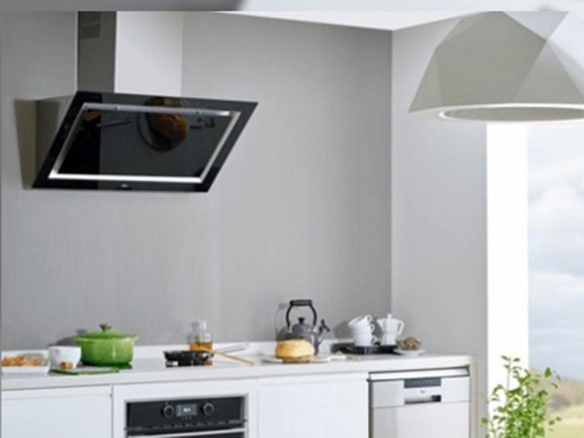 Các chi tiết nổi bật của Teka QUADRO DLV 998 BK: cảm ứng, Led, lưới lọc nhôm và thiết kế nghiêng.