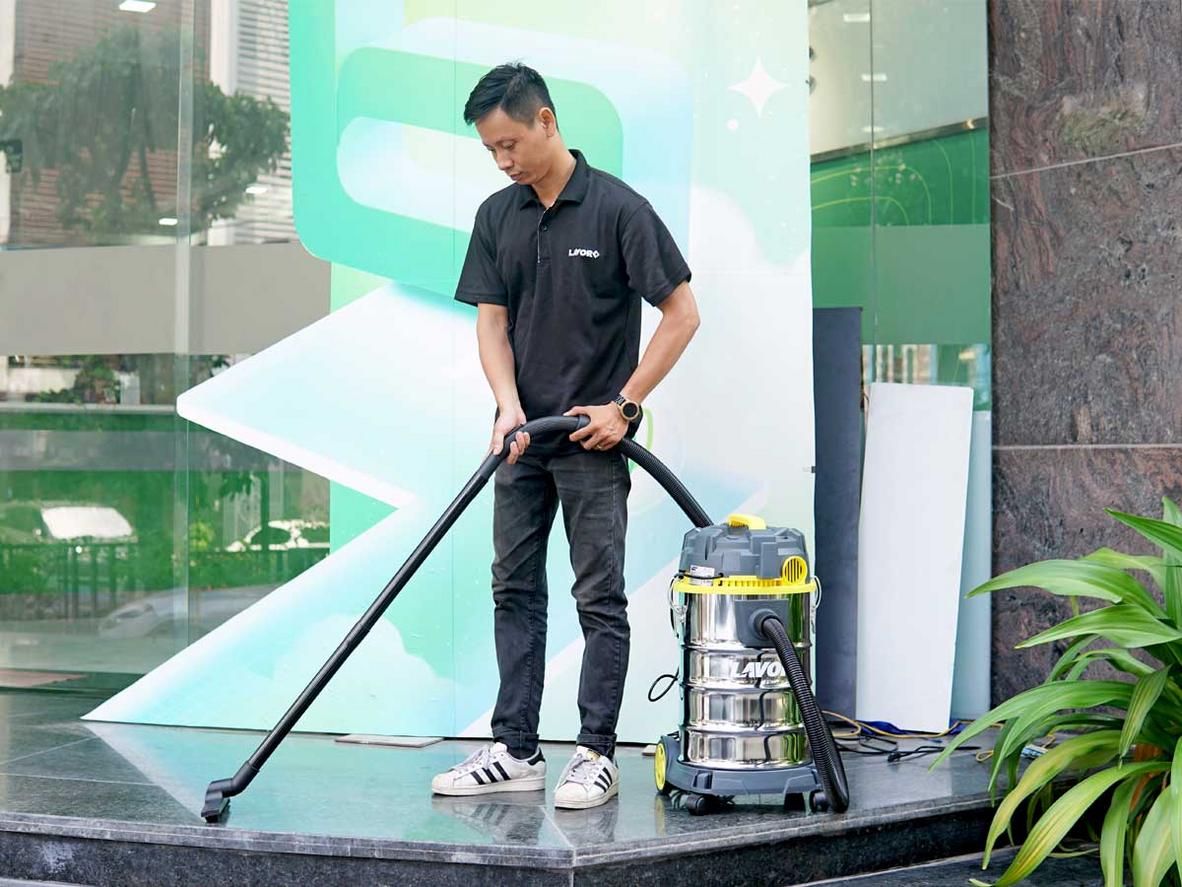 Máy hút, thổi bụi khô và ướt Lavor Dozzy 30XS nổi bật với thùng inox 30 lít và lực hút 18.000 Pa.