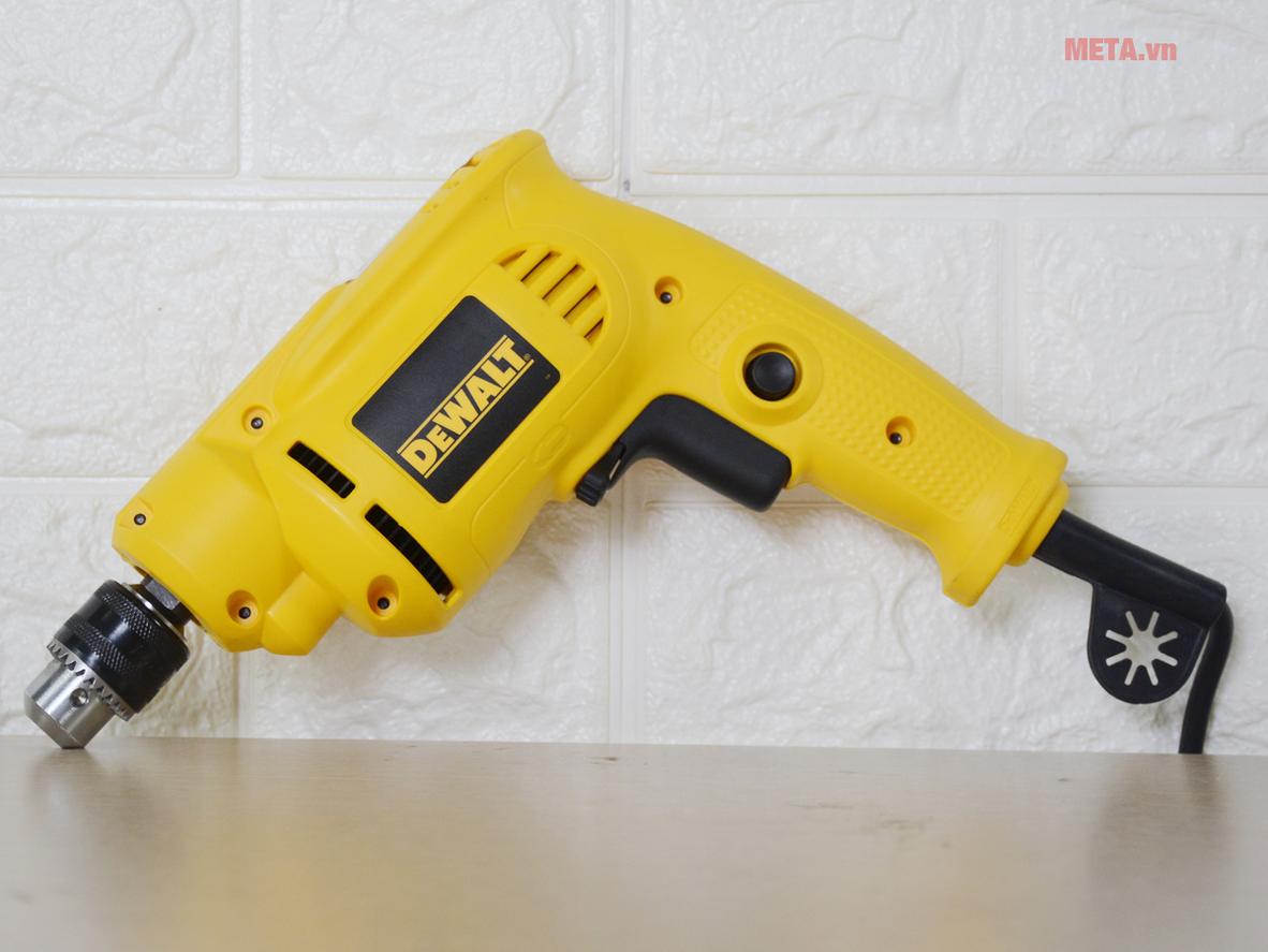 Máy khoan DeWalt DWD010 nhỏ gọn, phù hợp khoan lỗ chính xác trong không gian hẹp.