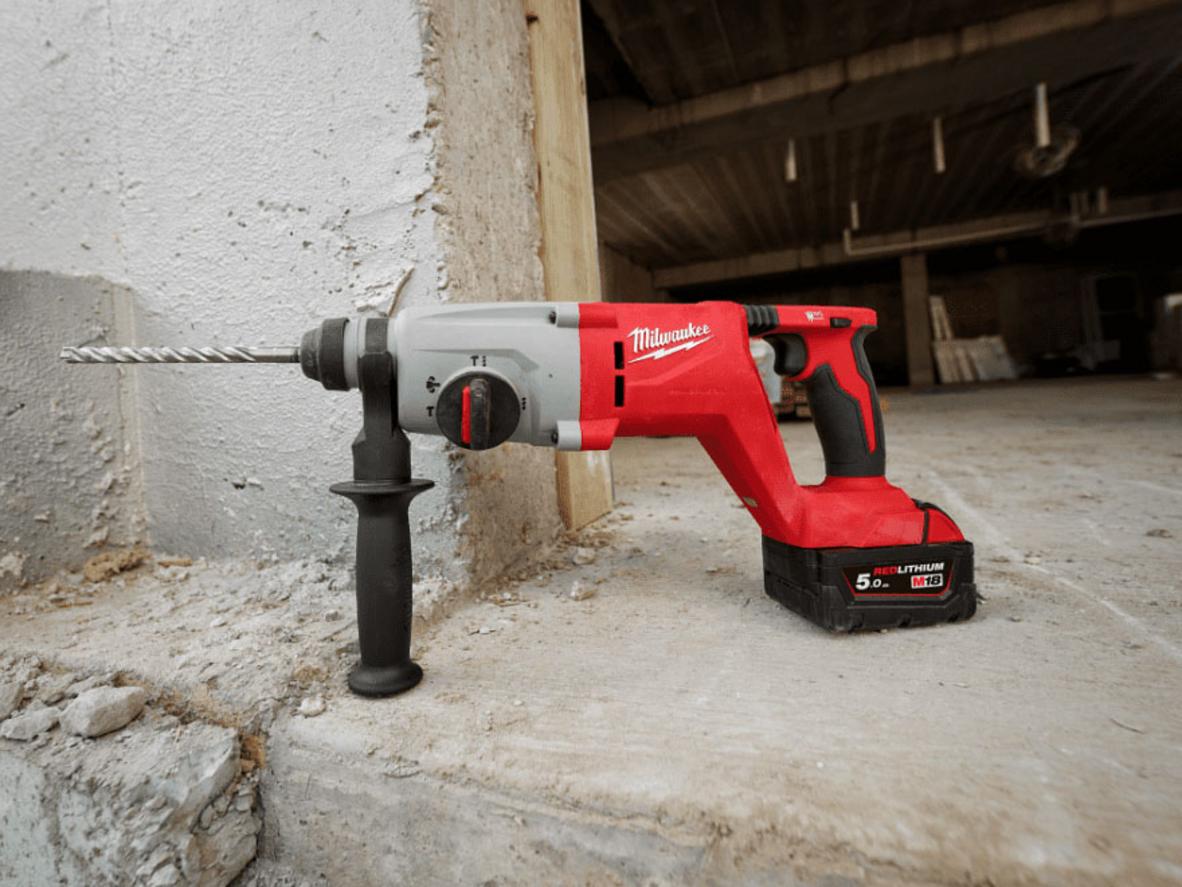 Thi công khoan bê tông linh hoạt với Milwaukee M18 BLHACD26.