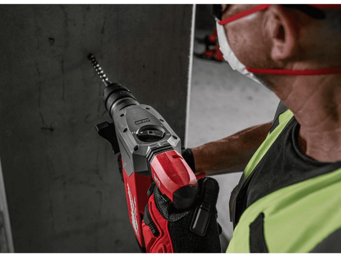 Lực đập 5J giúp Milwaukee M18 FHPX-0X0 khoan bê tông 32mm hiệu quả.