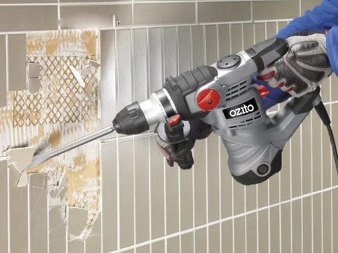 Công suất 1600W và lực đập 4J giúp Ozito RHD-1600 xử lý bê tông nhanh hơn