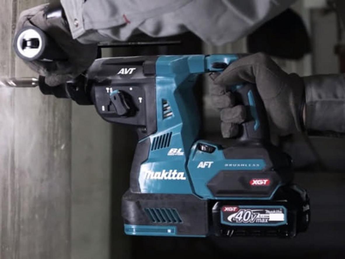 Hệ XGT 40V Max giúp Makita HR003GM201 phù hợp công việc nặng.
